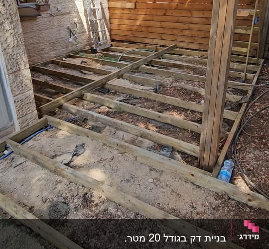 מבנה עץ בבנייה עם קורות עץ ולוח עץ